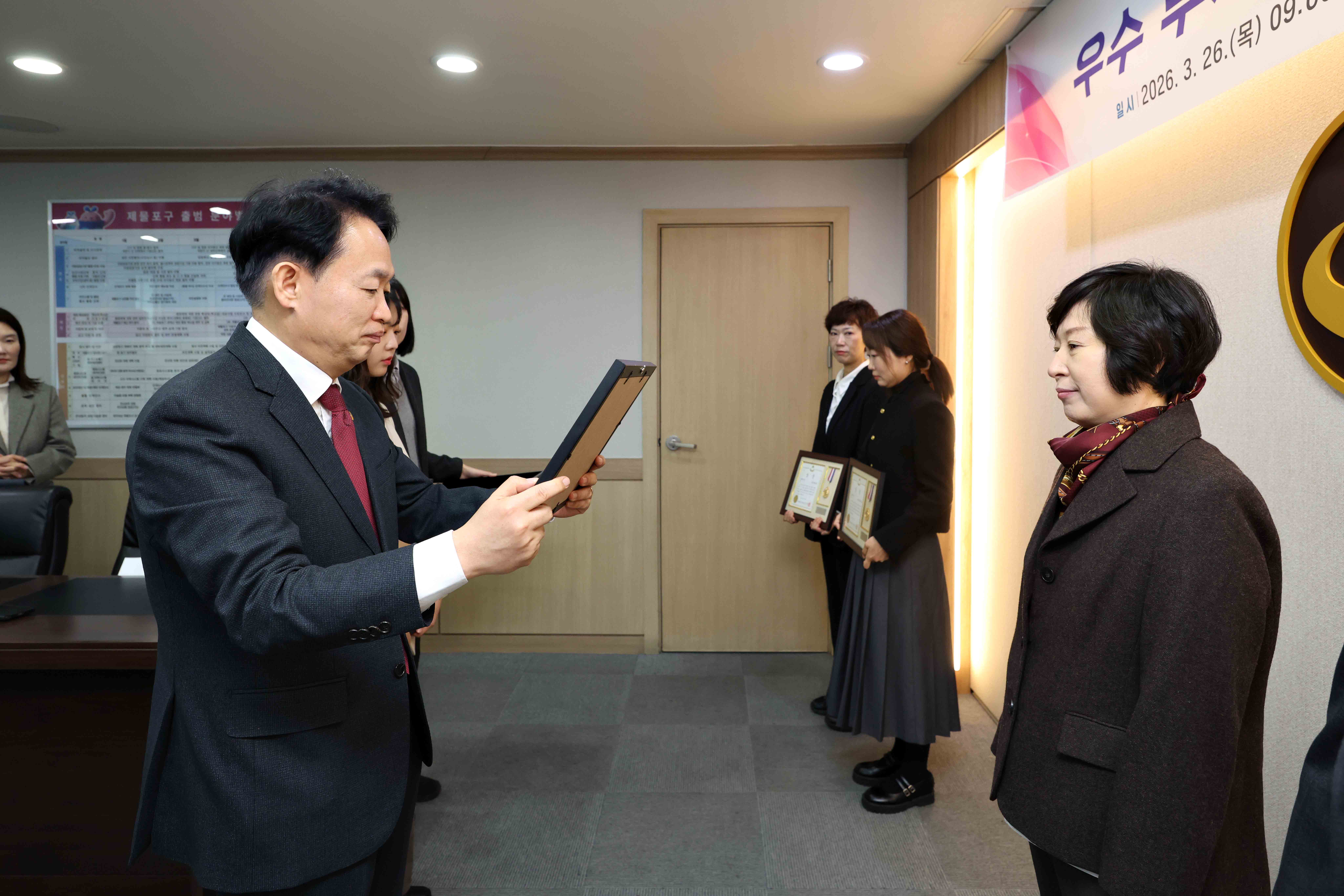 20260326_2025년_통합성과관리_자체평가_우수_부서_상장_수여식4.jpg 이미지