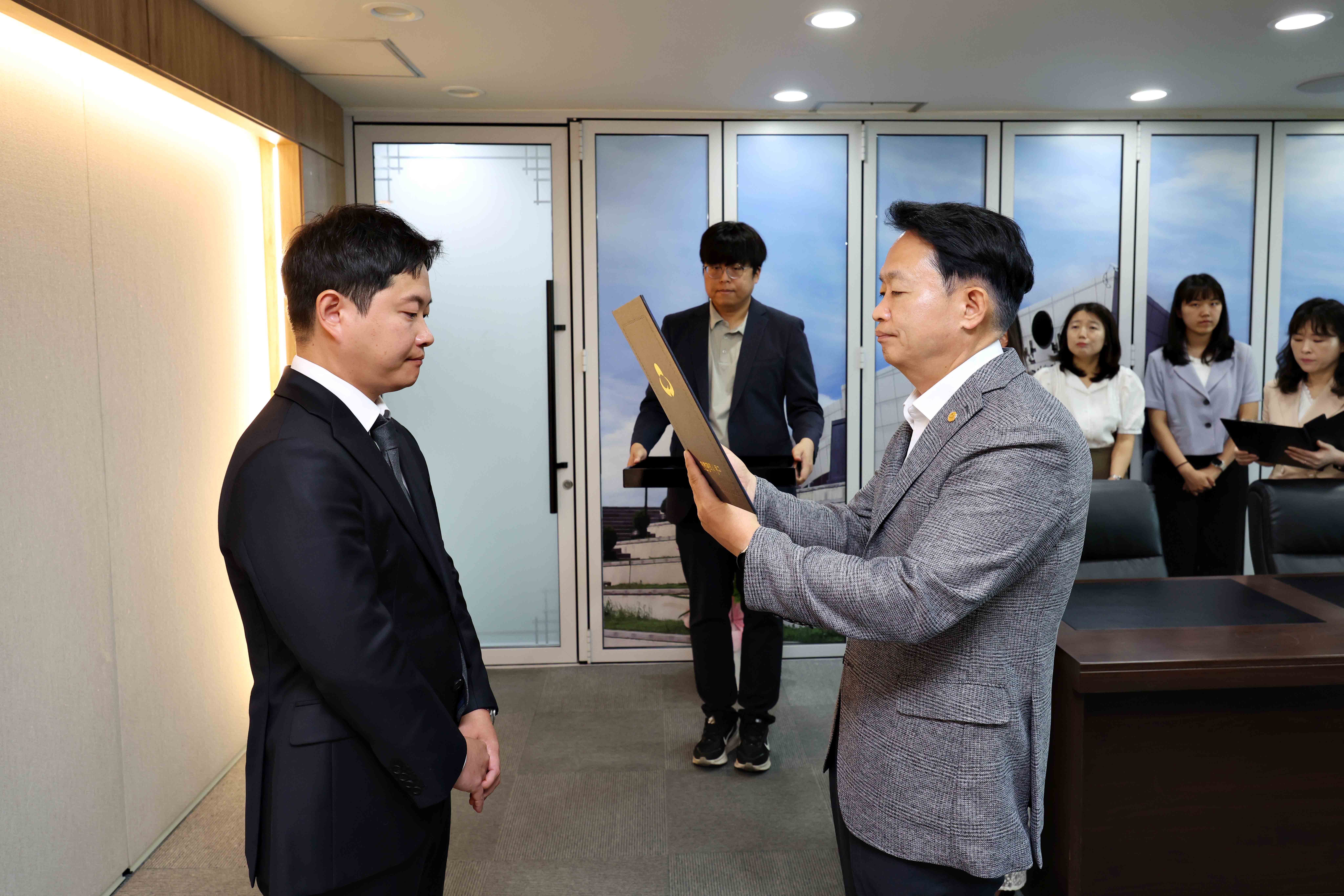 20260615_임용장_수여식2.jpg 이미지