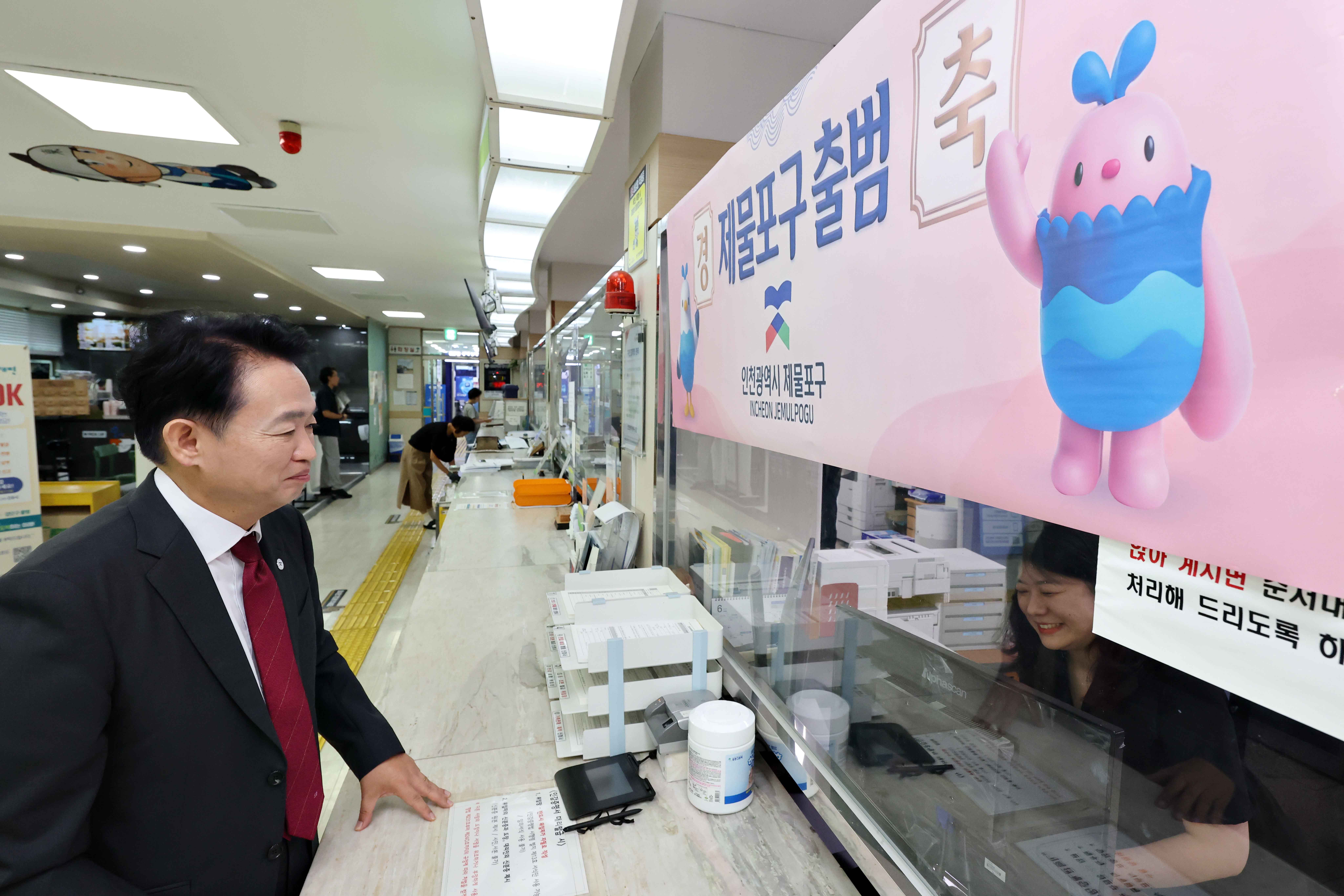 20260701_제물포구_출범_기념_최초_민원서류_발급3.jpg 이미지