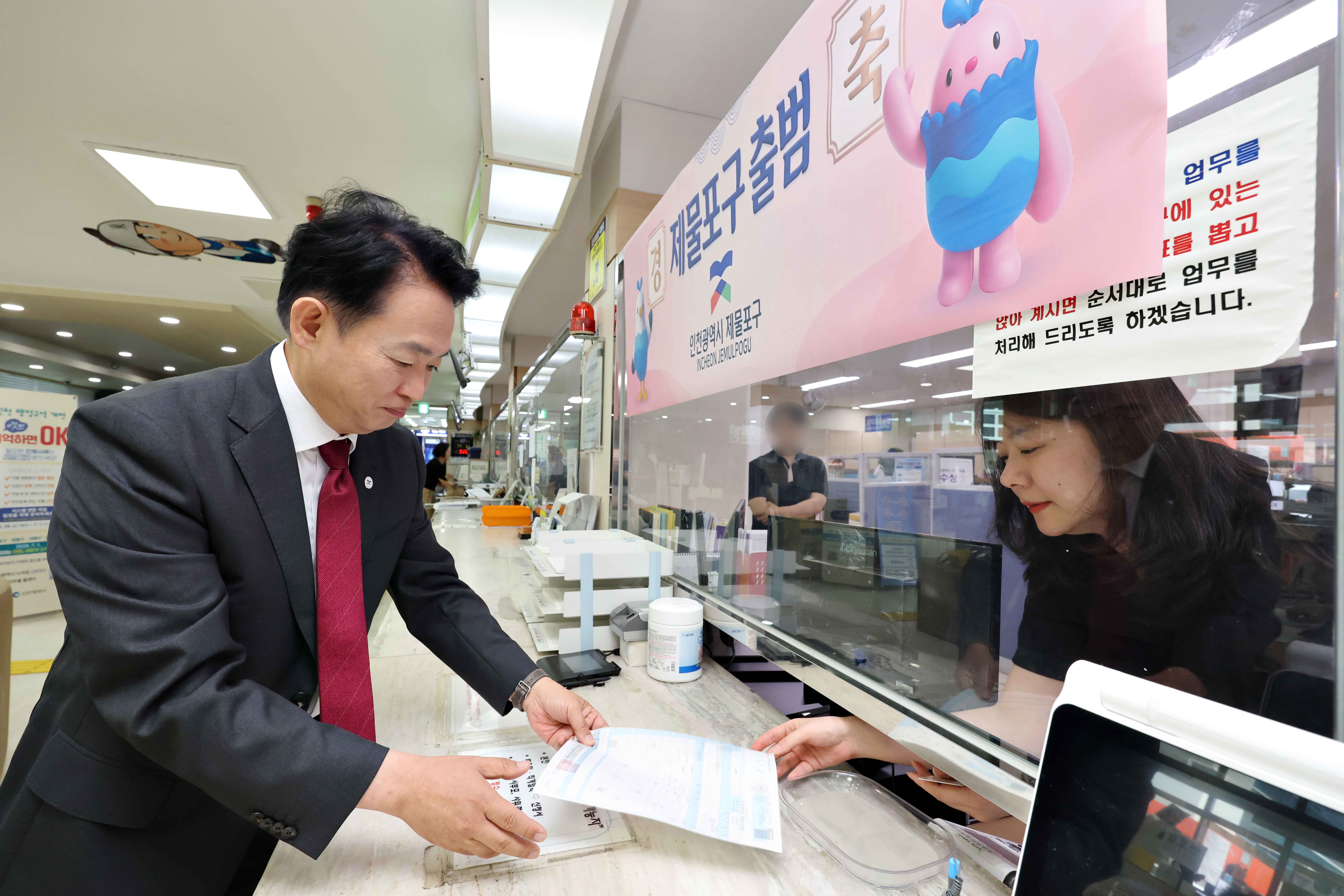 20260701_제물포구_출범_기념_최초_민원서류_발급4.jpg 이미지
