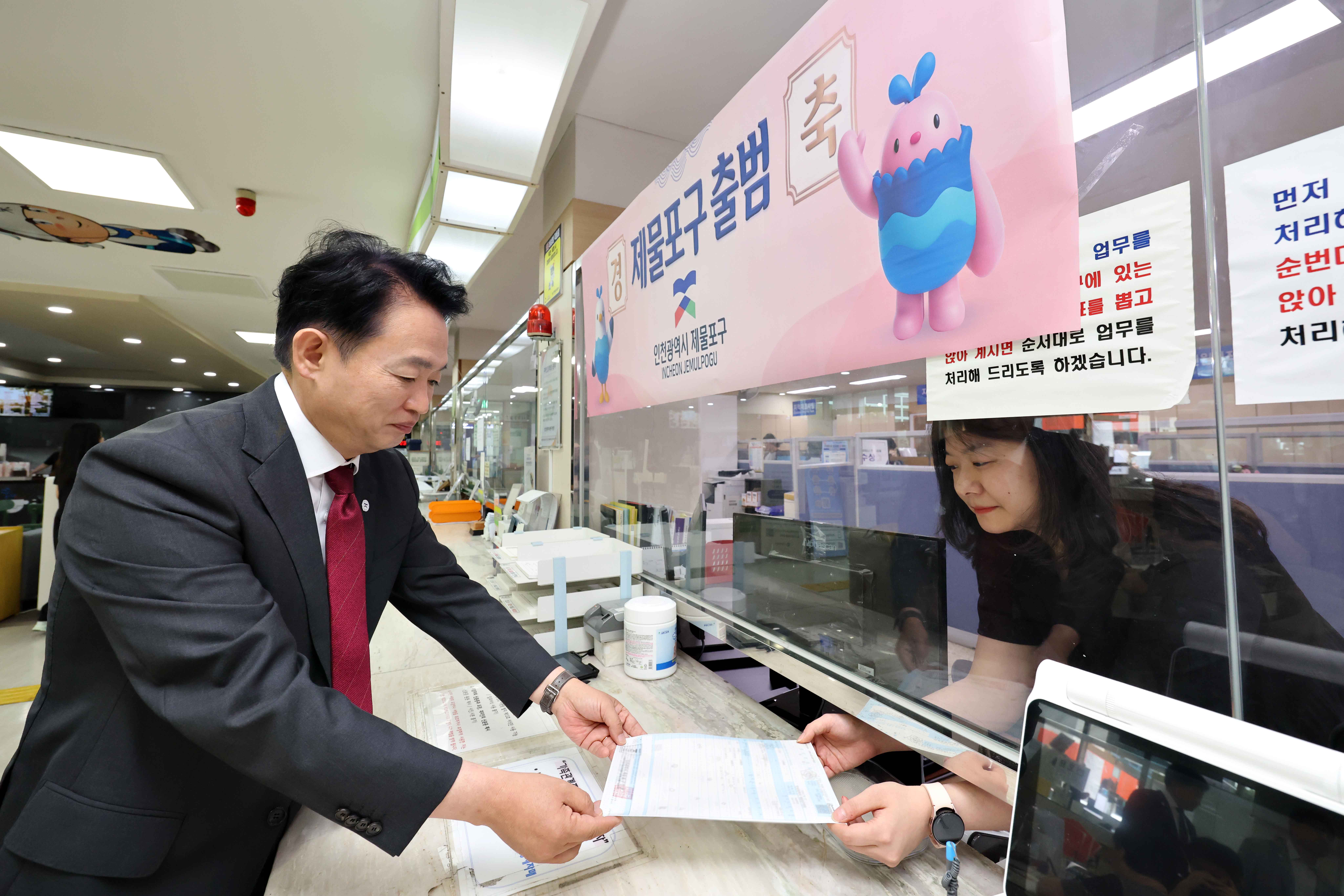 20260701_제물포구_출범_기념_최초_민원서류_발급1.jpg 이미지