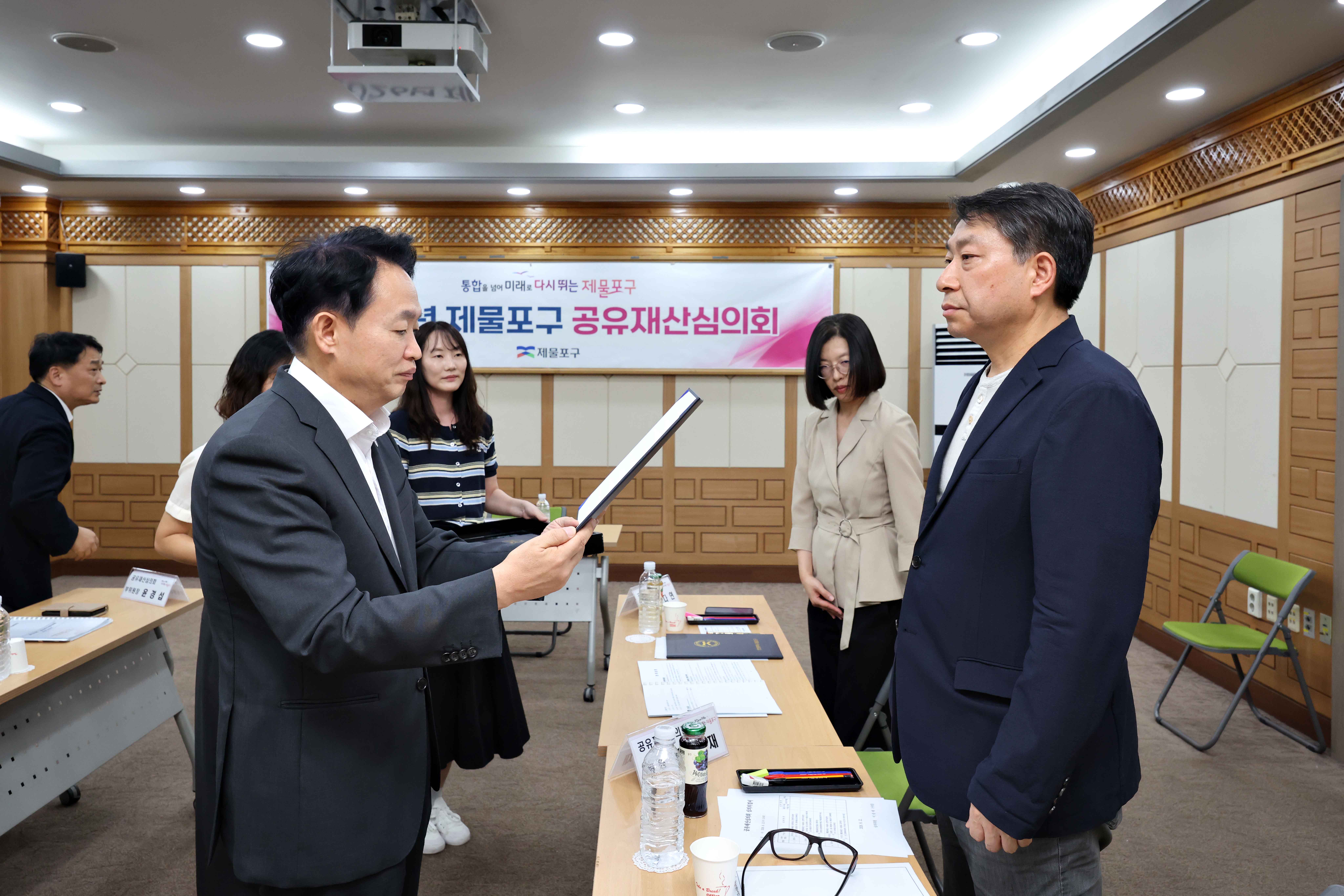 20260812_공유재산_심의위원회_위촉식3.jpg 이미지