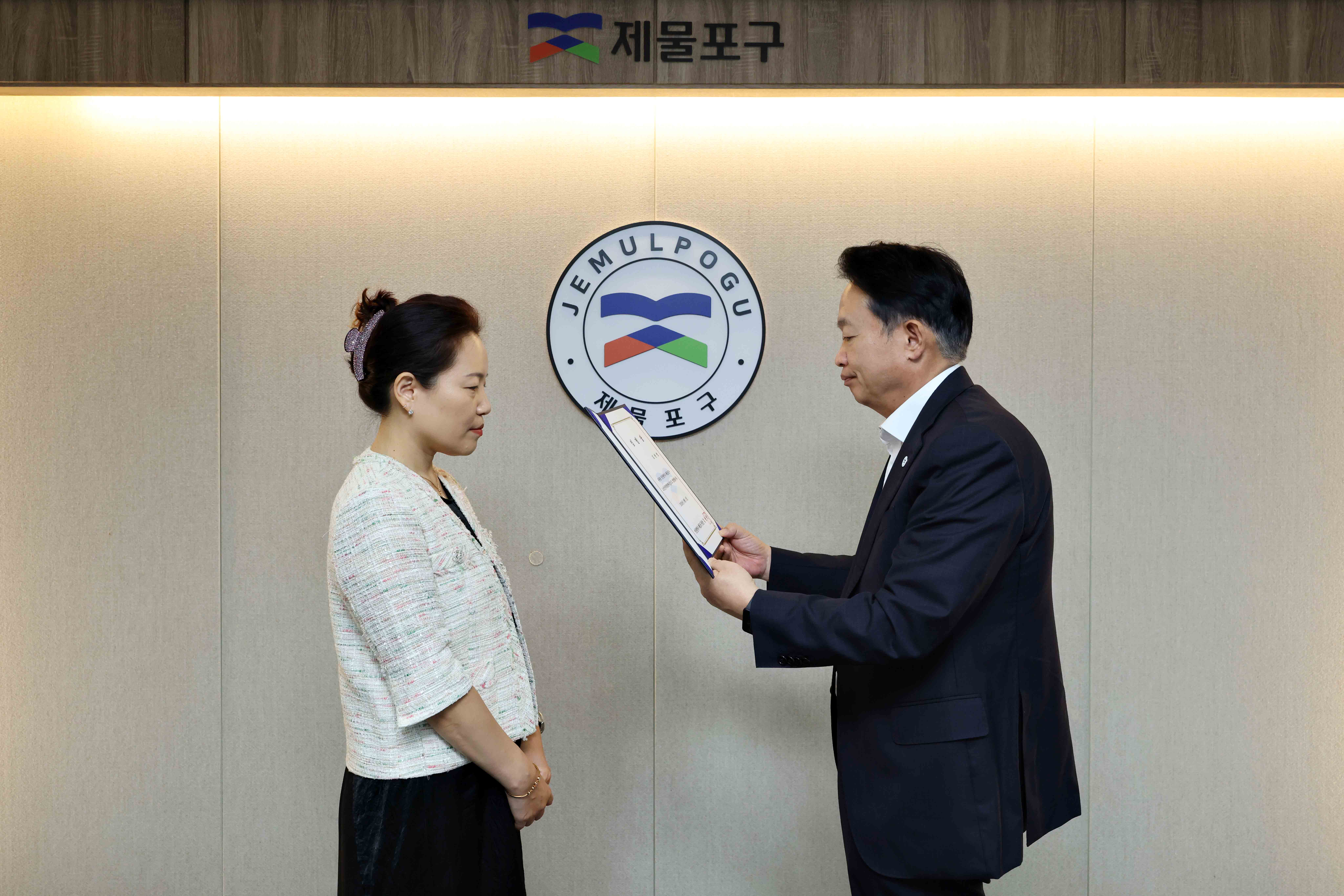 20260901_제물포구노인인력개발센터장_임명장_수여식2.jpg 이미지