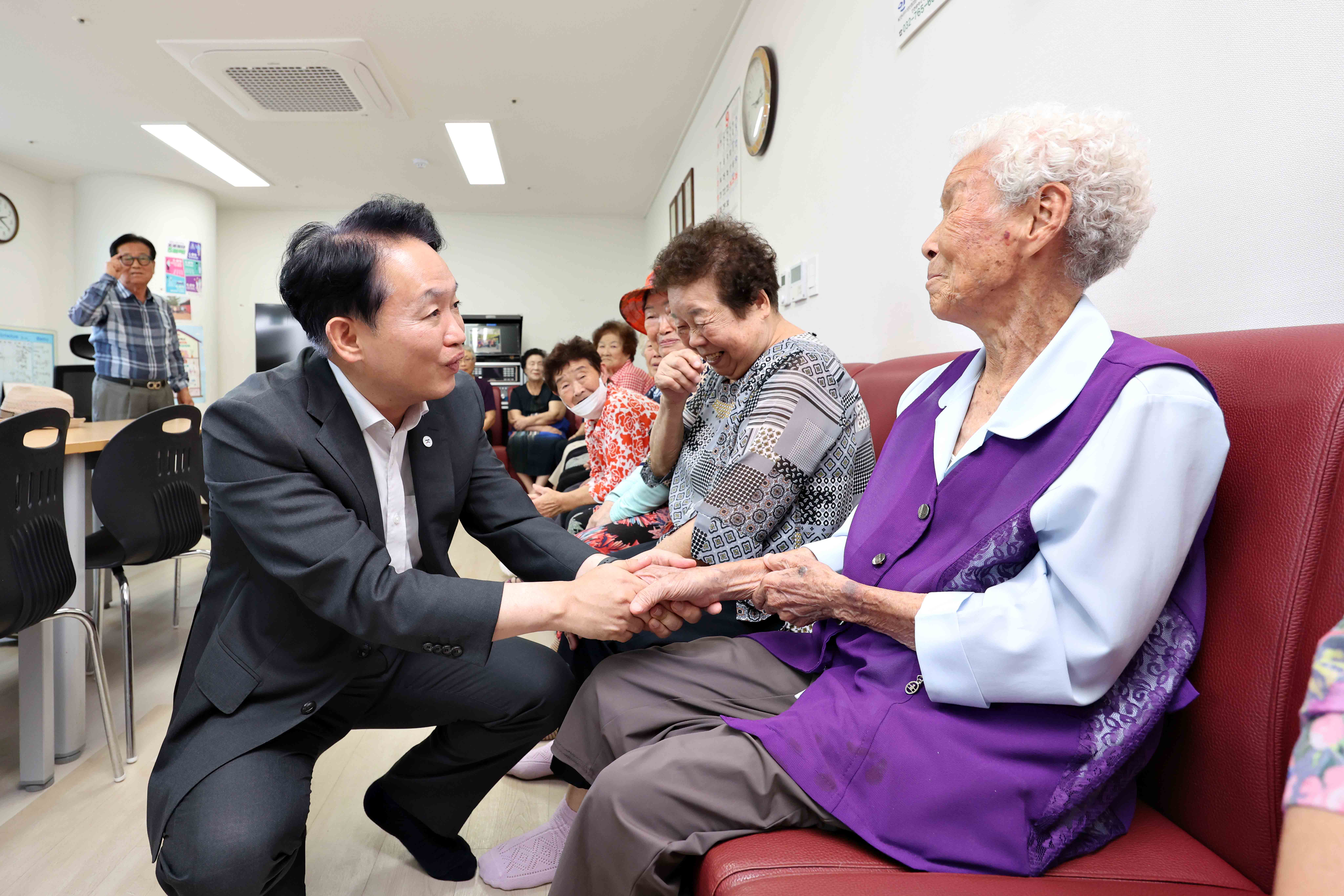 20260909_추석맞이_경로당_방문1.jpg 이미지