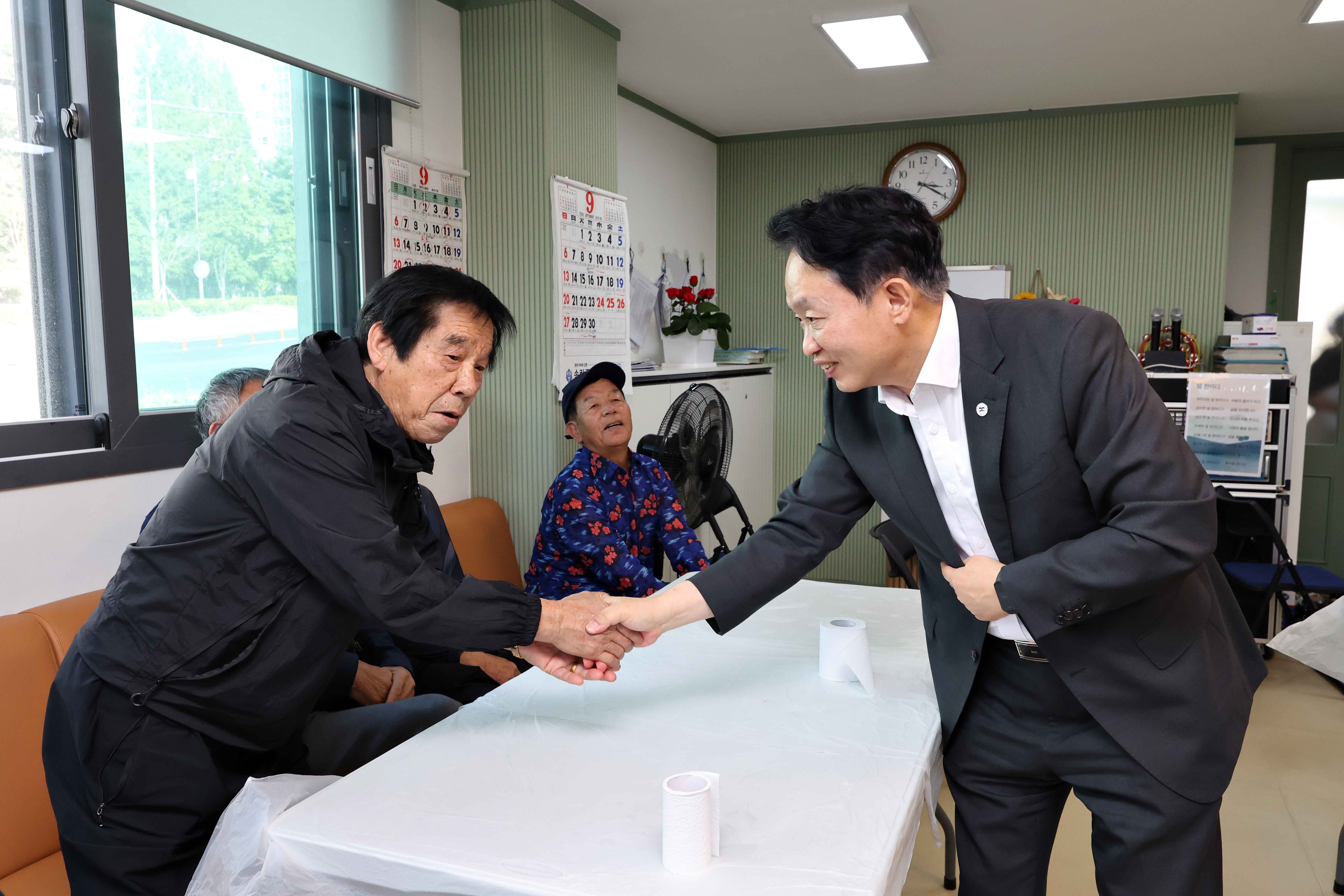 20260916_추석맞이_경로당_방문3.jpg 이미지