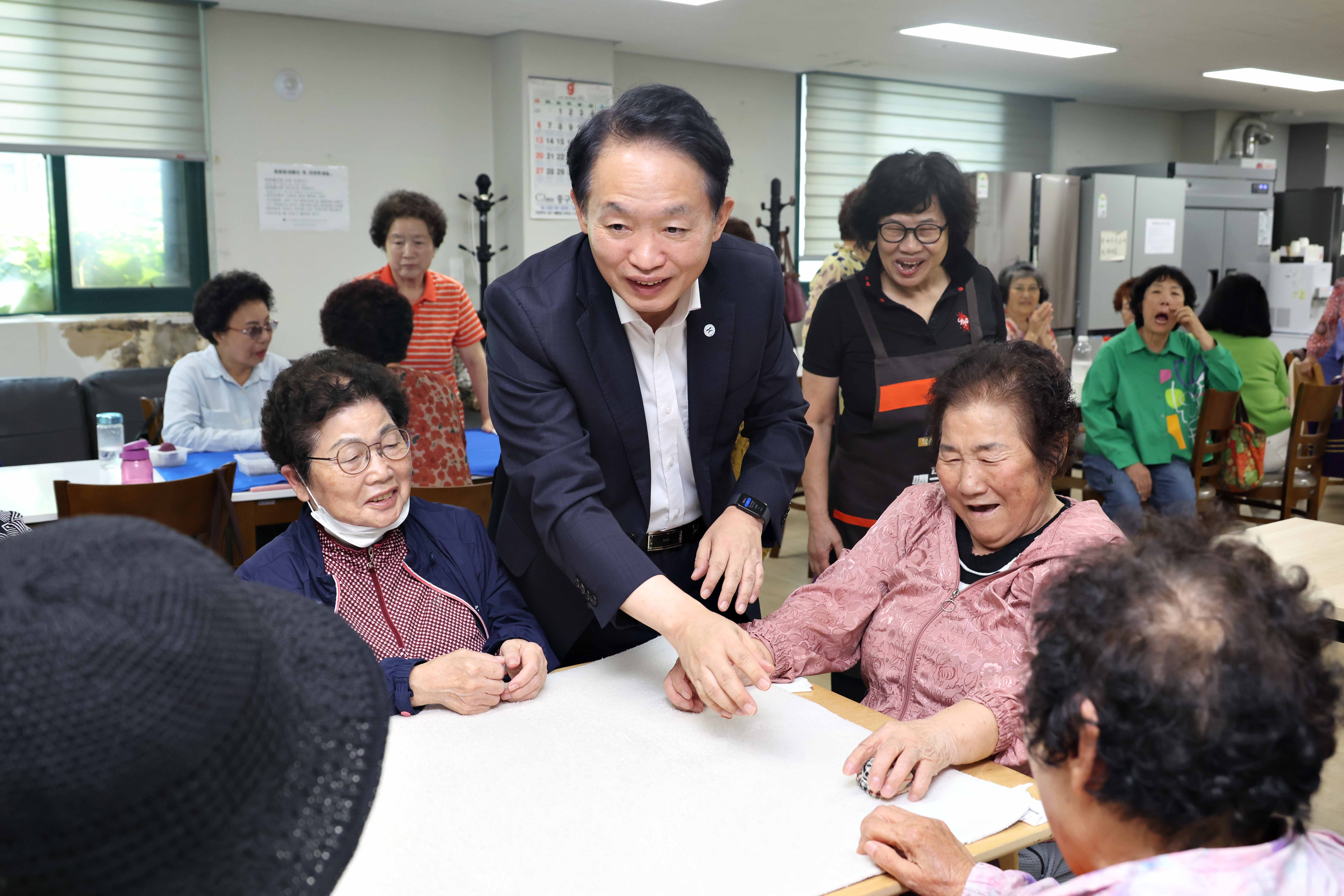 20260918_추석맞이_경로당_방문3_복사.jpg 이미지