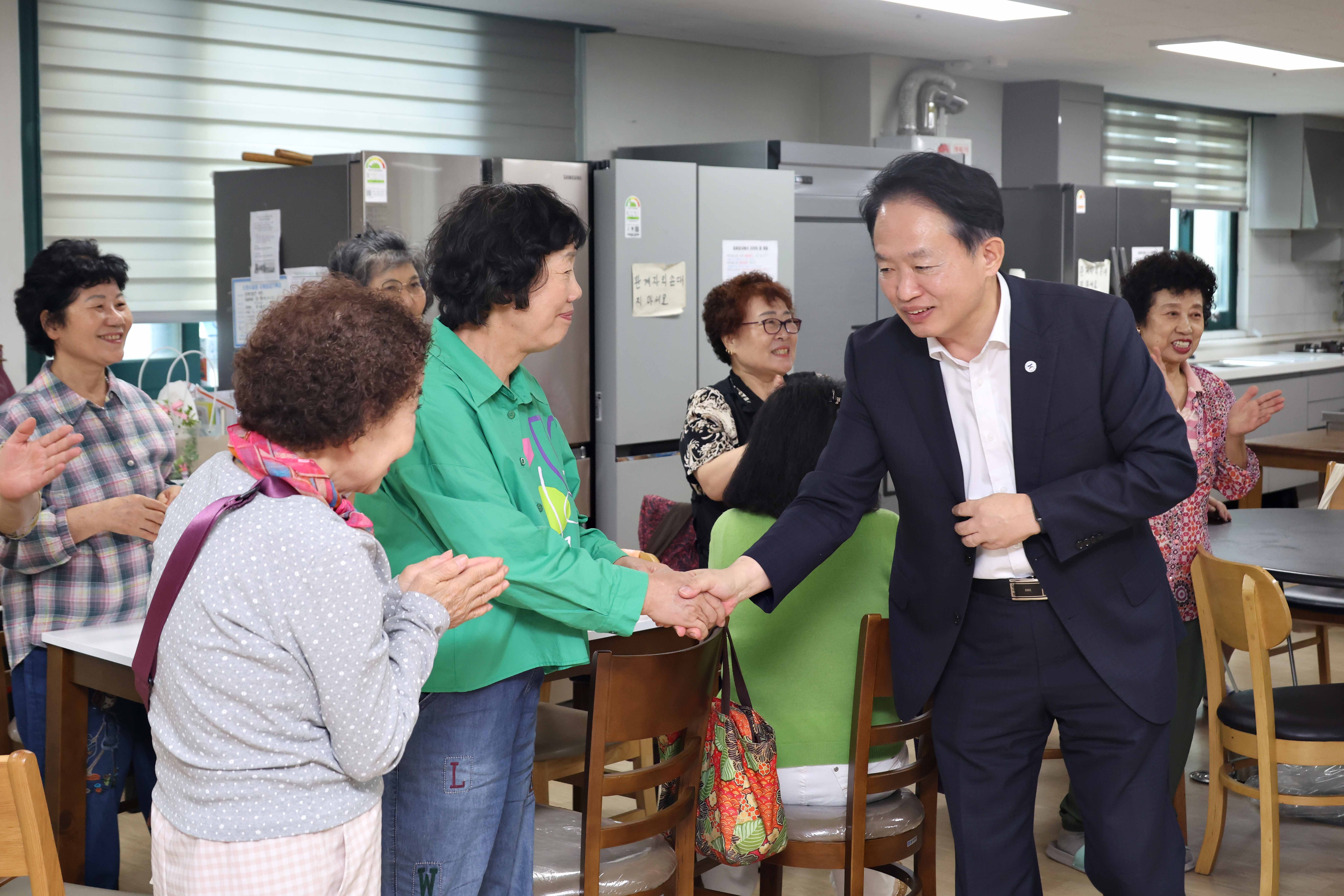 20260918_추석맞이_경로당_방문5.jpg 이미지