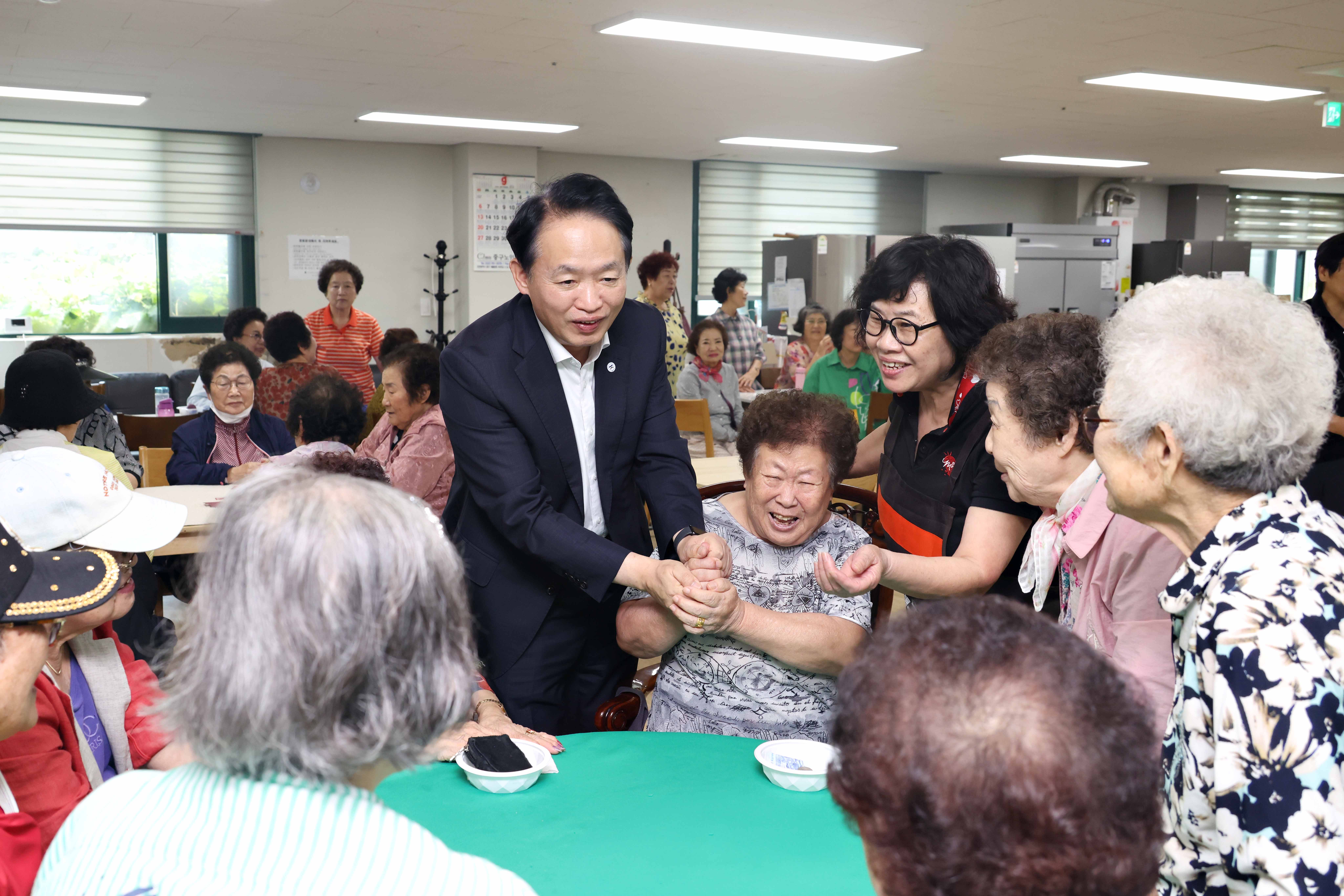 20260918_추석맞이_경로당_방문1.jpg 이미지