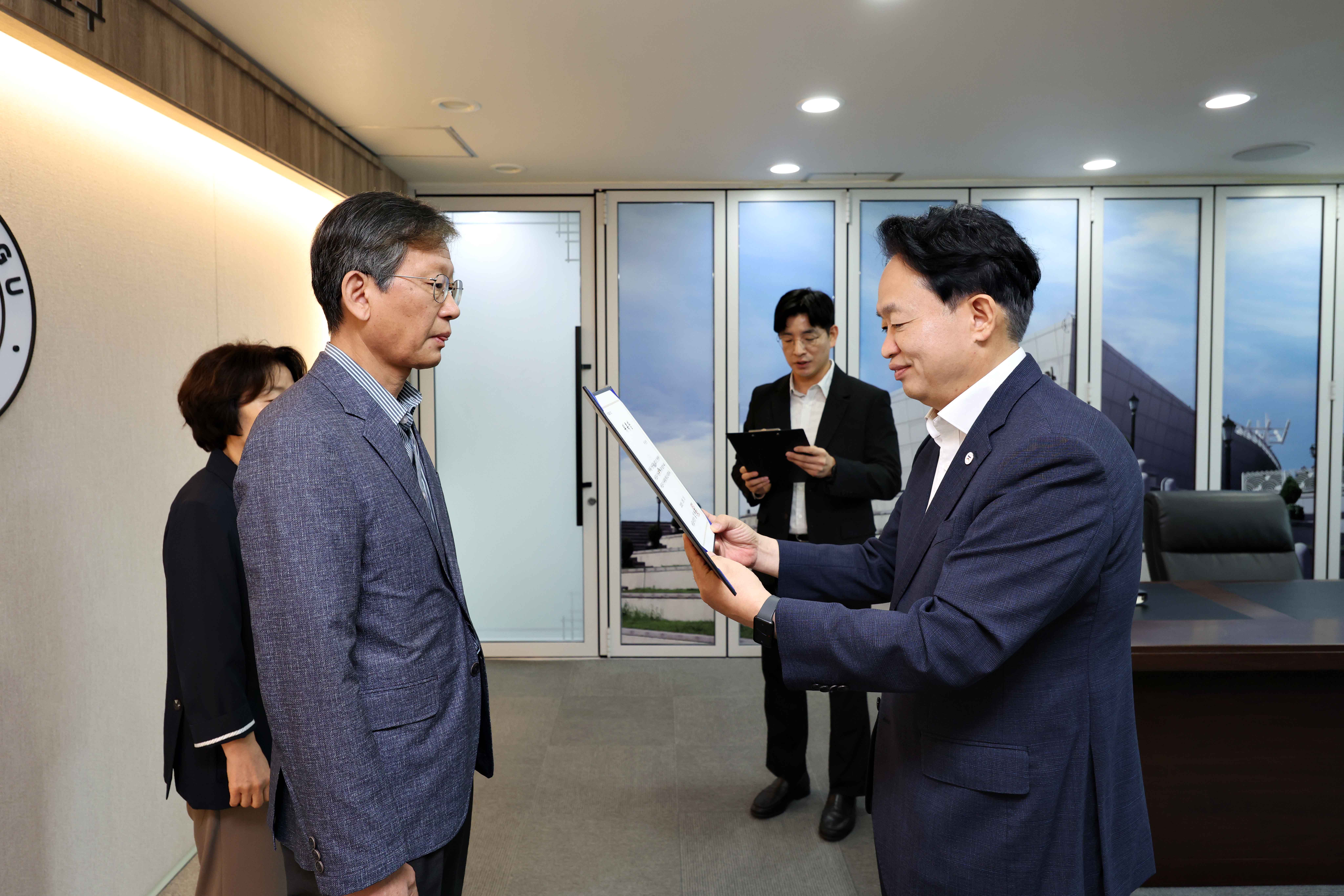 20261001_인사위원회_위촉장_수여식2.jpg 이미지