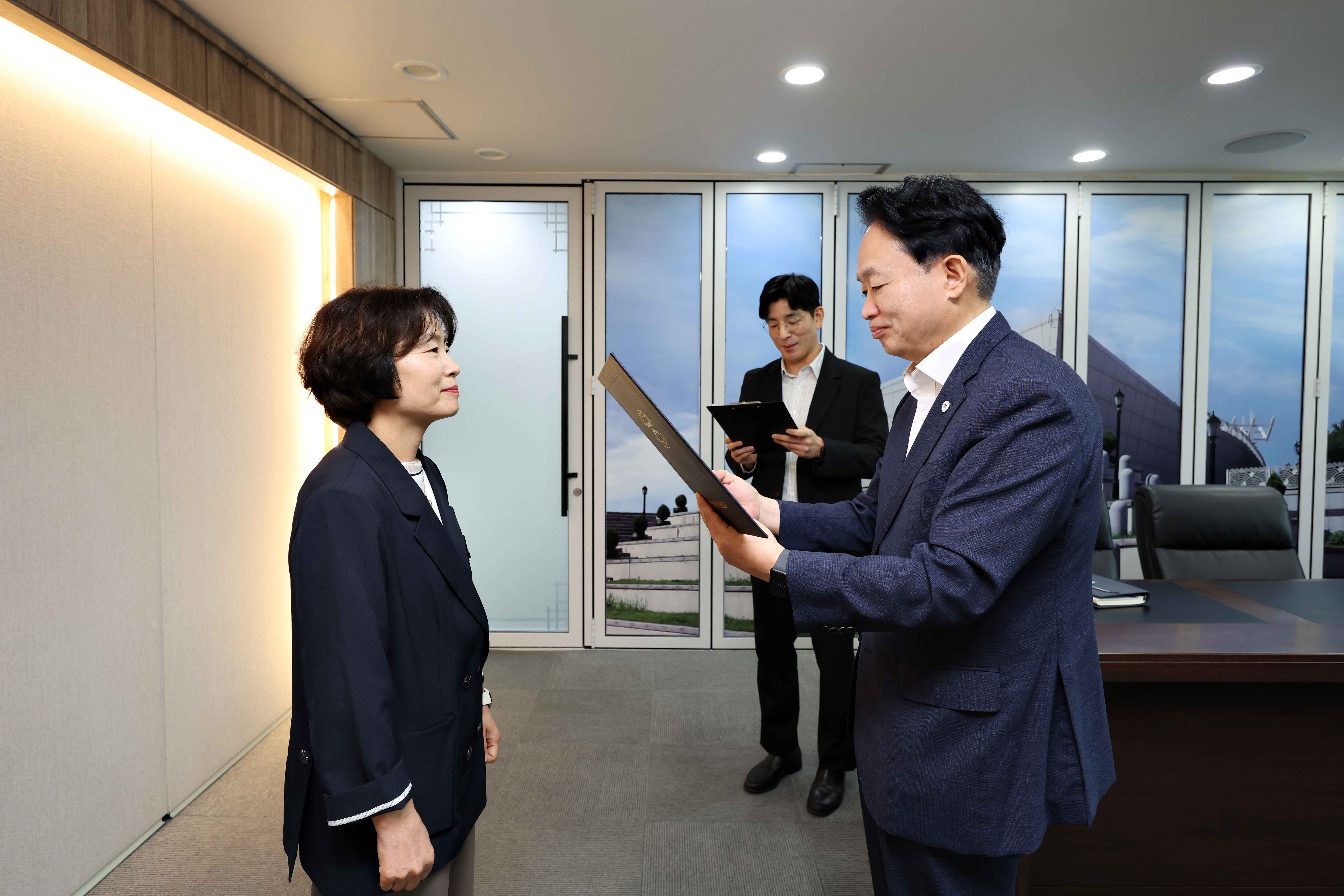 20261001_인사위원회_위촉장_수여식3.jpg 이미지