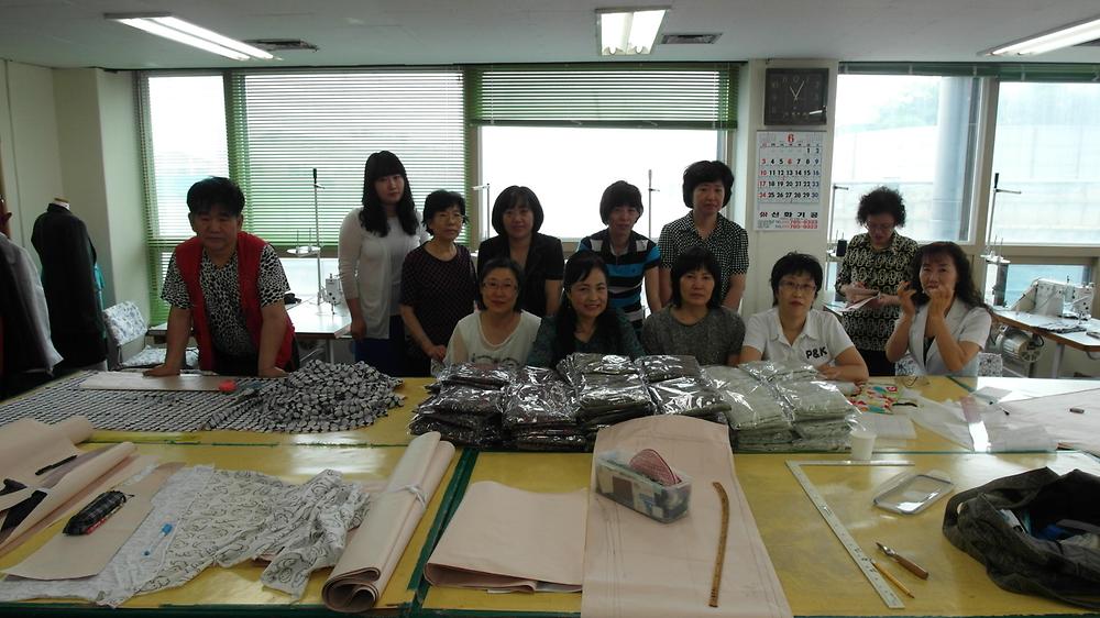 2012년 제2기 옷수선&리폼반의 여름바지 만들기 봉사 사진