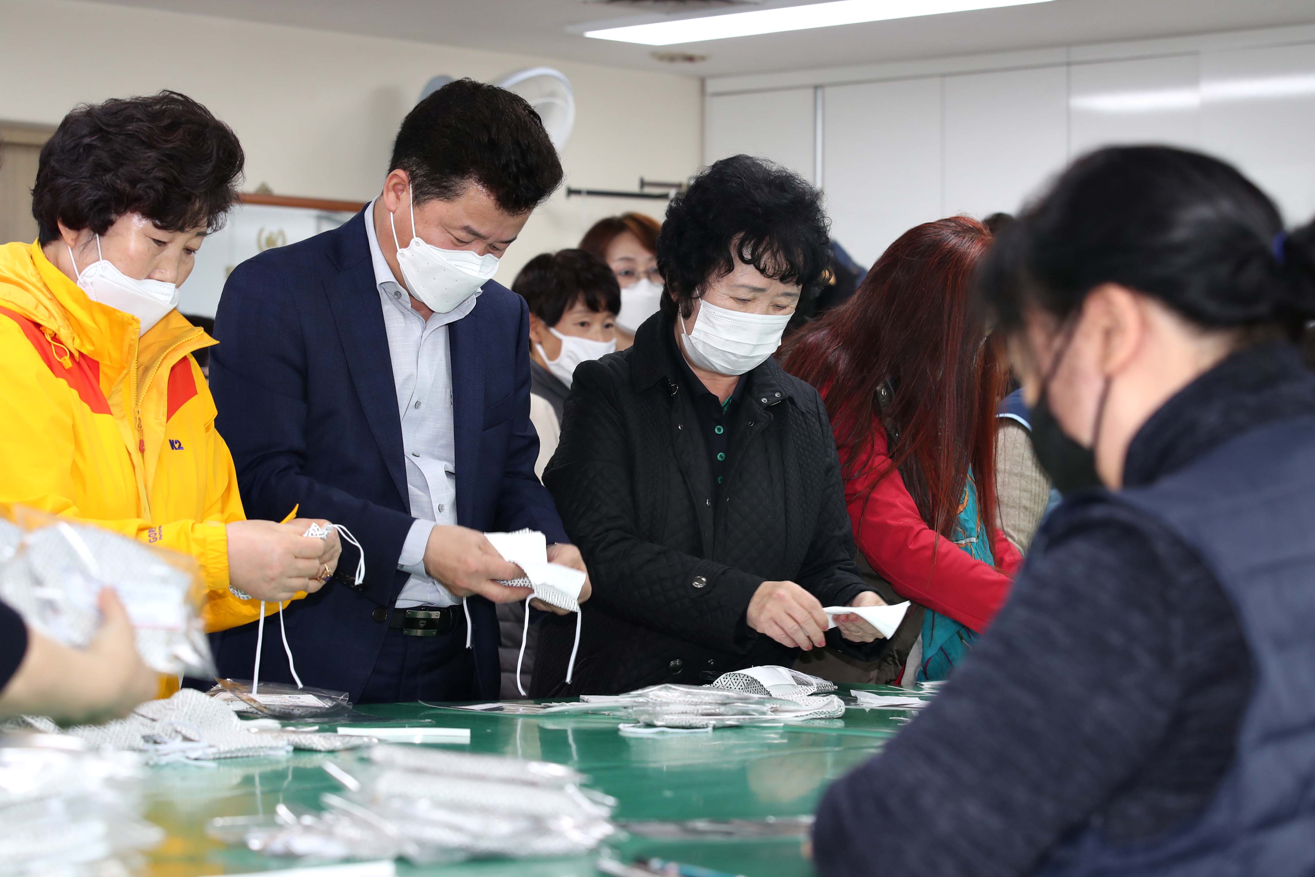 20200327_여성회관_수강생_및_자원봉사자_재능기부_면마스크_제작_나눔봉사1.jpg 이미지