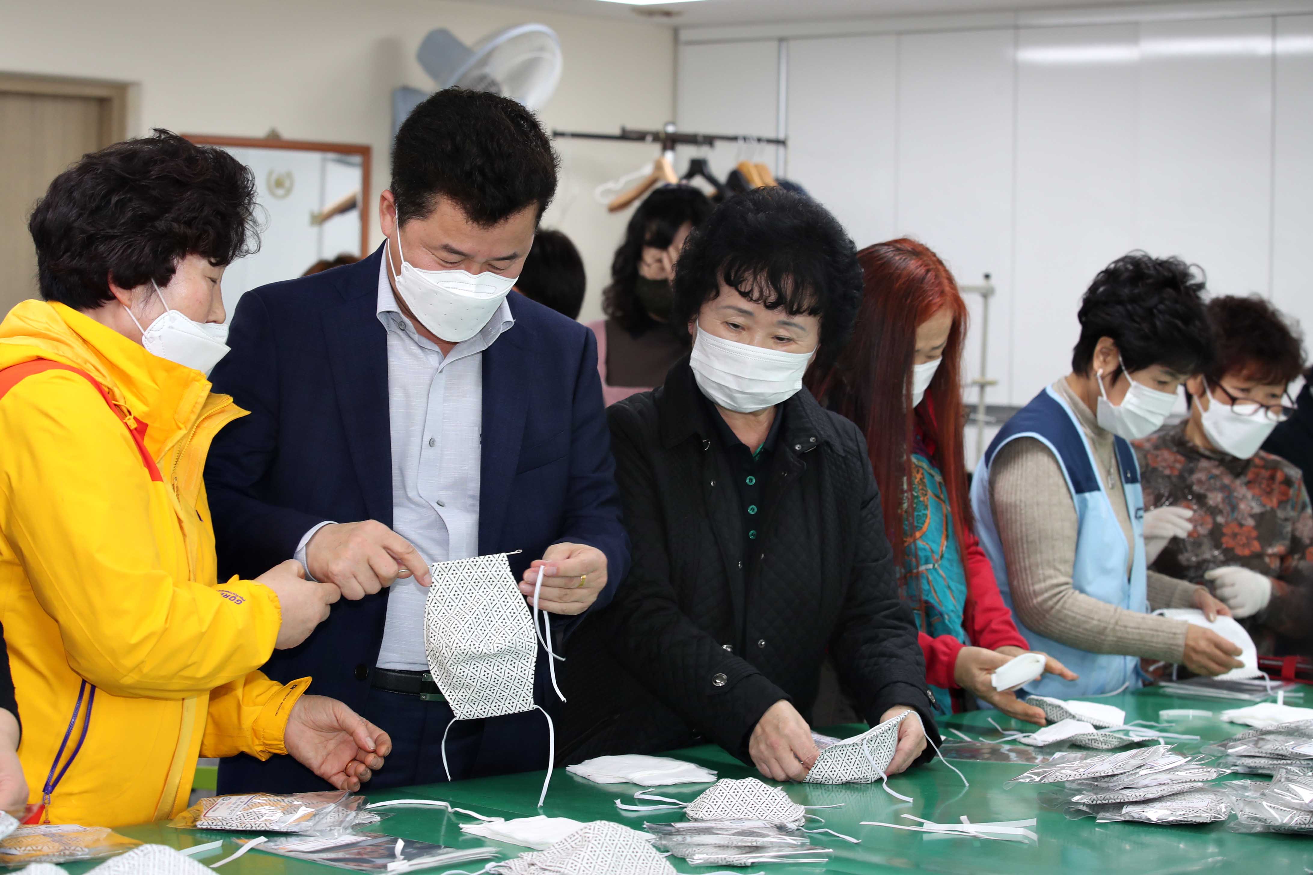 20200327_여성회관_수강생_및_자원봉사자_재능기부_면마스크_제작_나눔봉사4.jpg 이미지