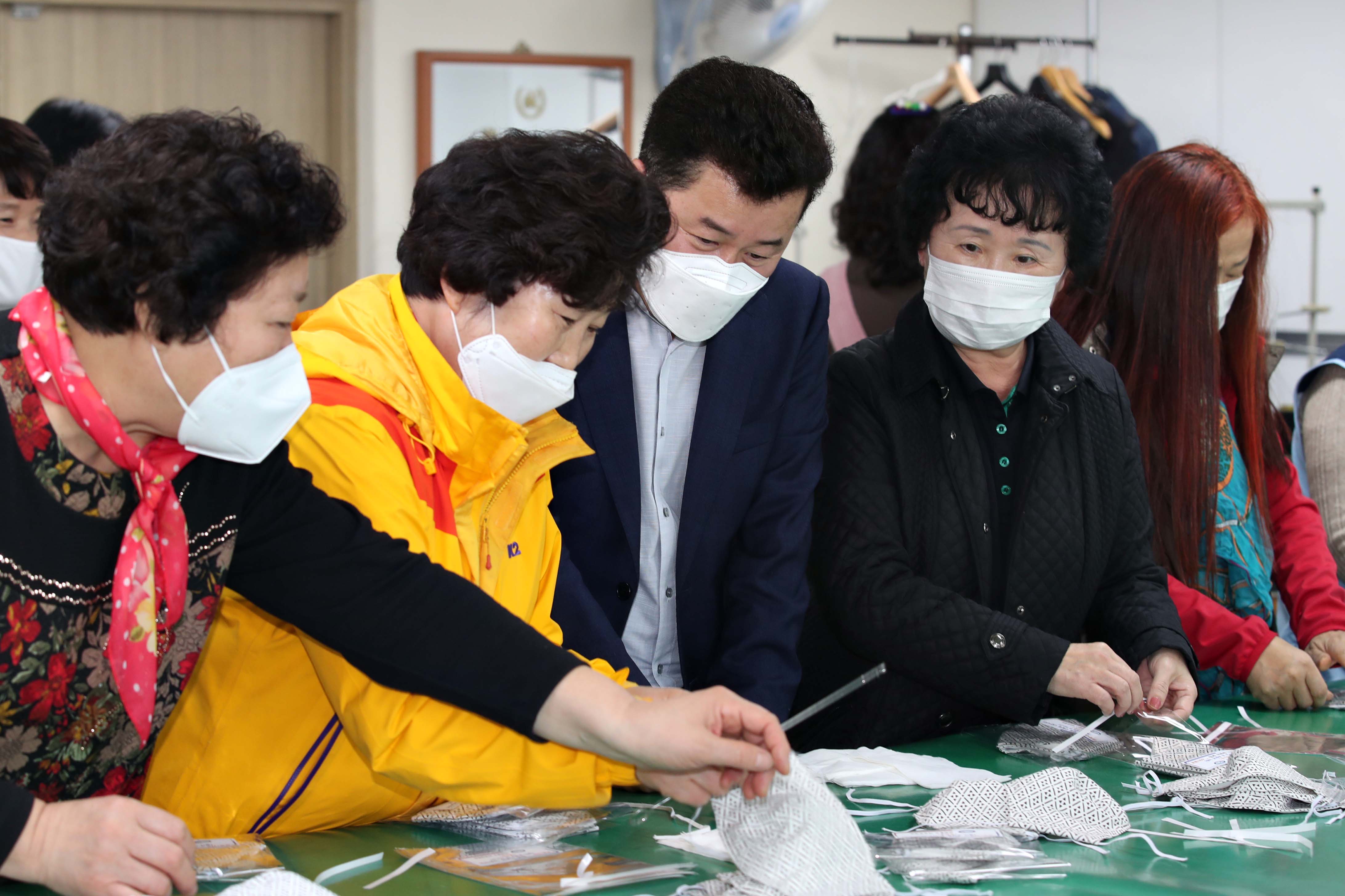 20200327_여성회관_수강생_및_자원봉사자_재능기부_면마스크_제작_나눔봉사6.jpg 이미지