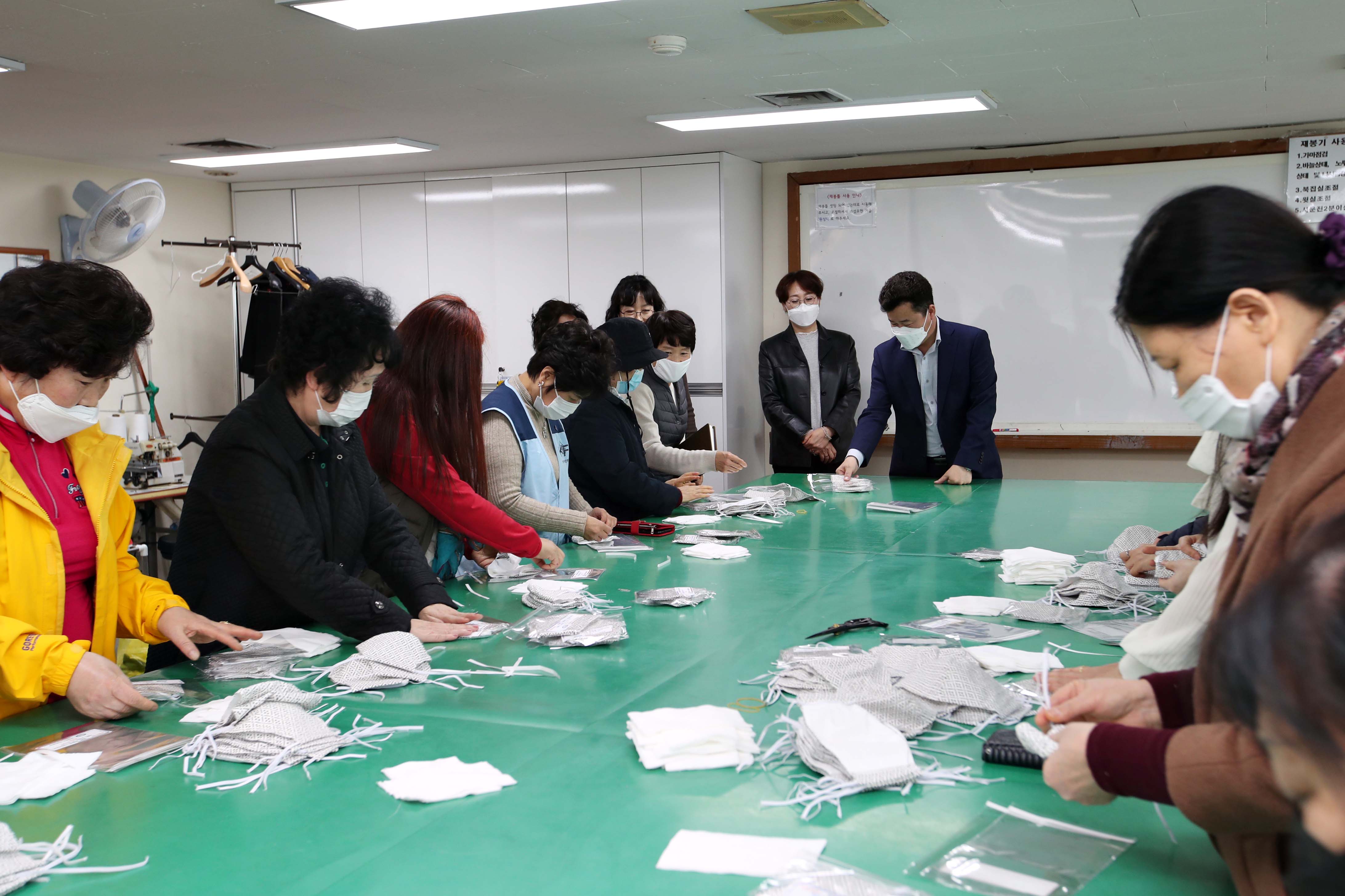 20200327_여성회관_수강생_및_자원봉사자_재능기부_면마스크_제작_나눔봉사8.jpg 이미지