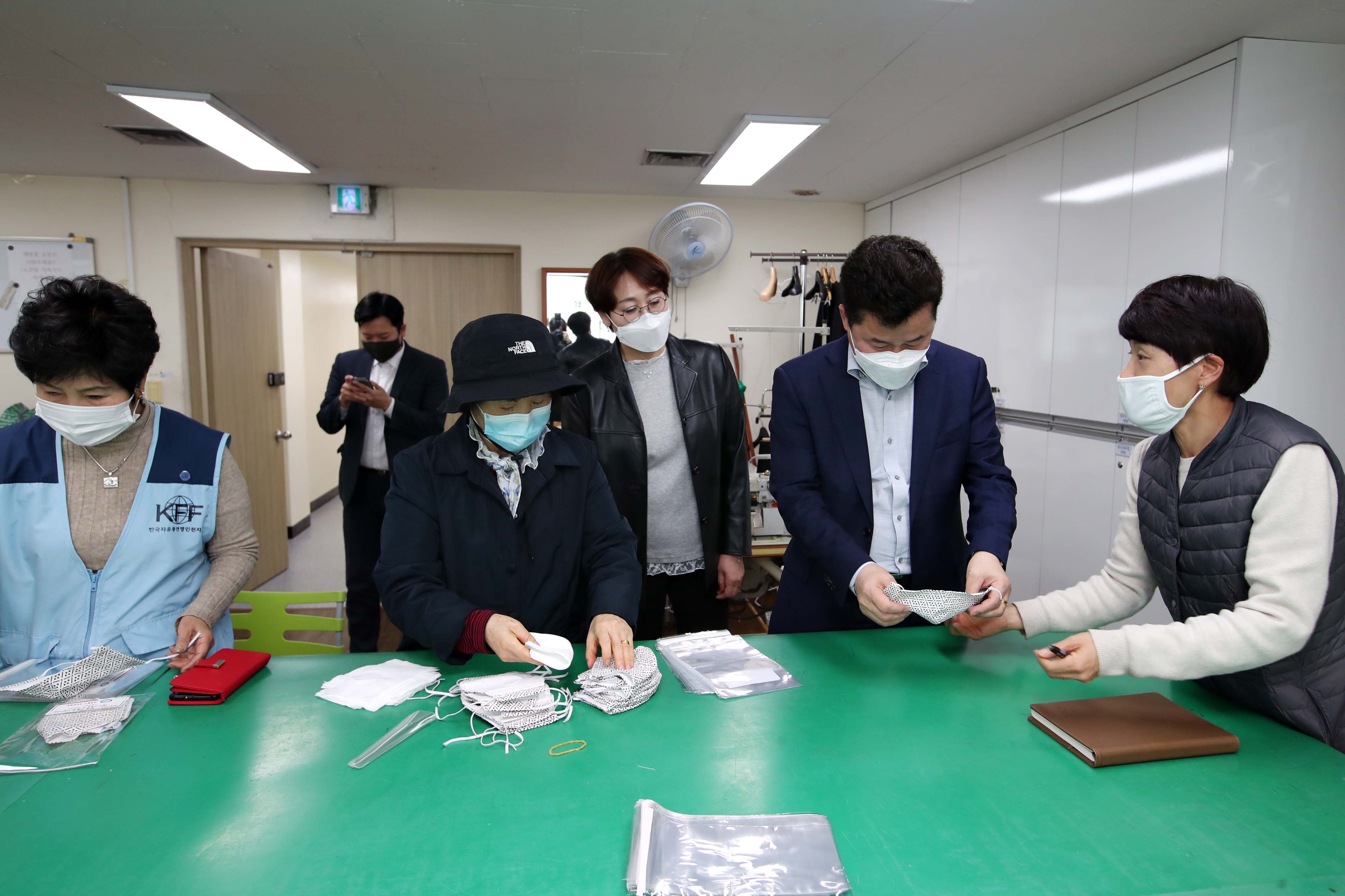 20200327_여성회관_수강생_및_자원봉사자_재능기부_면마스크_제작_나눔봉사9.jpg 이미지