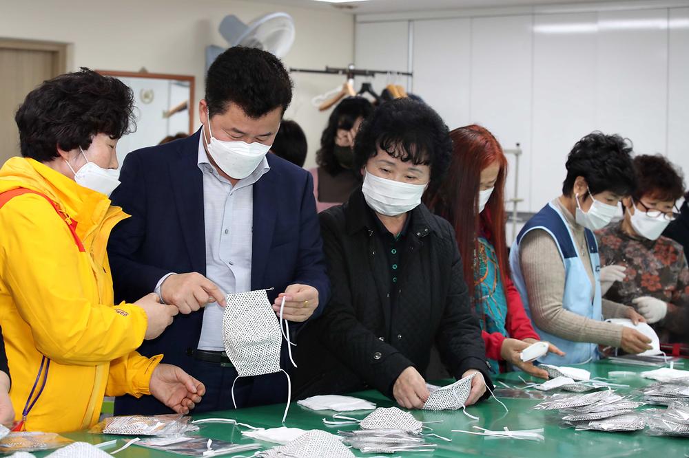 여성회관 수강생 및 자원봉사자 재능기부 면마스크 제작 나눔봉사 사진