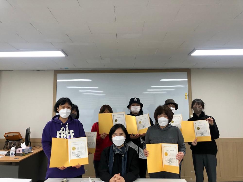 2022년 제1기 여성회관 미술심리상담사 3급 수강생들이 자격증을 취득하였습니다. 사진