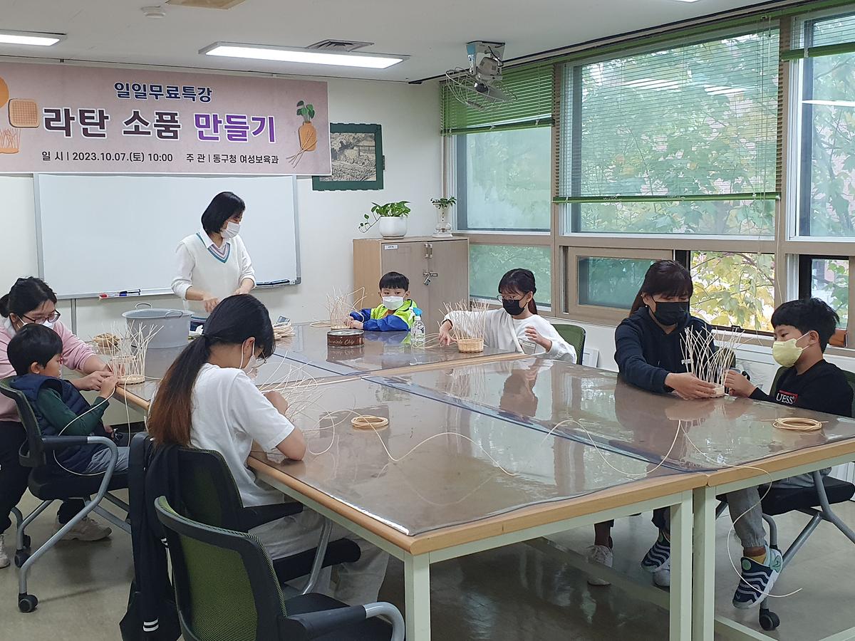 라탄 엮는 방법에 대해 설명을 듣고 직접 엮고 있는 모습  사진