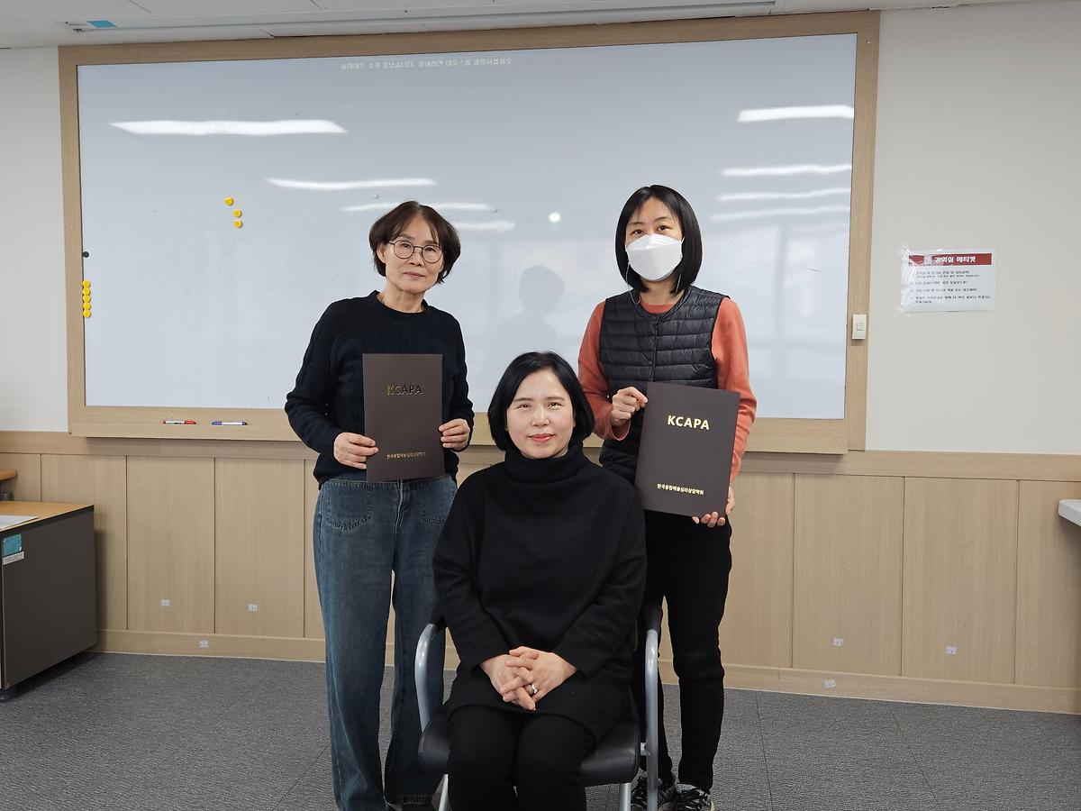 2024년 제1기 여성회관 미술심리상담사 3급 수강생들이 자격증을 취득하였습니다. 사진